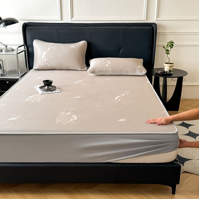 91家纺网 家纺一手货源 找家纺 卡罗兰 2025新款豆豆凉席PE提花豆豆席奶牛系列-床笠款 咖色