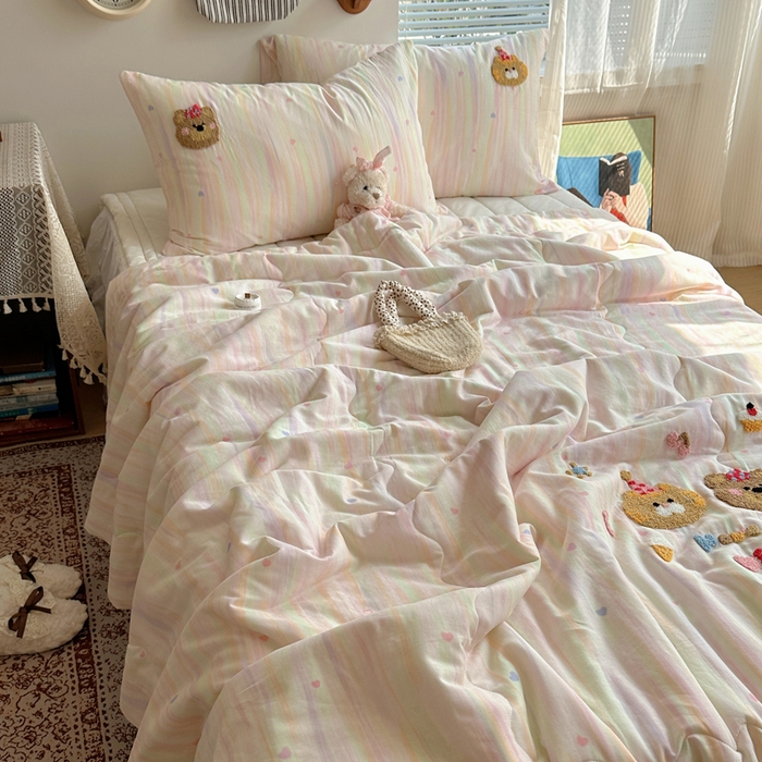 91家纺网 家纺一手货源 找家纺  曼町家居 全棉双层纱毛巾绣夏被三件套 萌趣熊抱