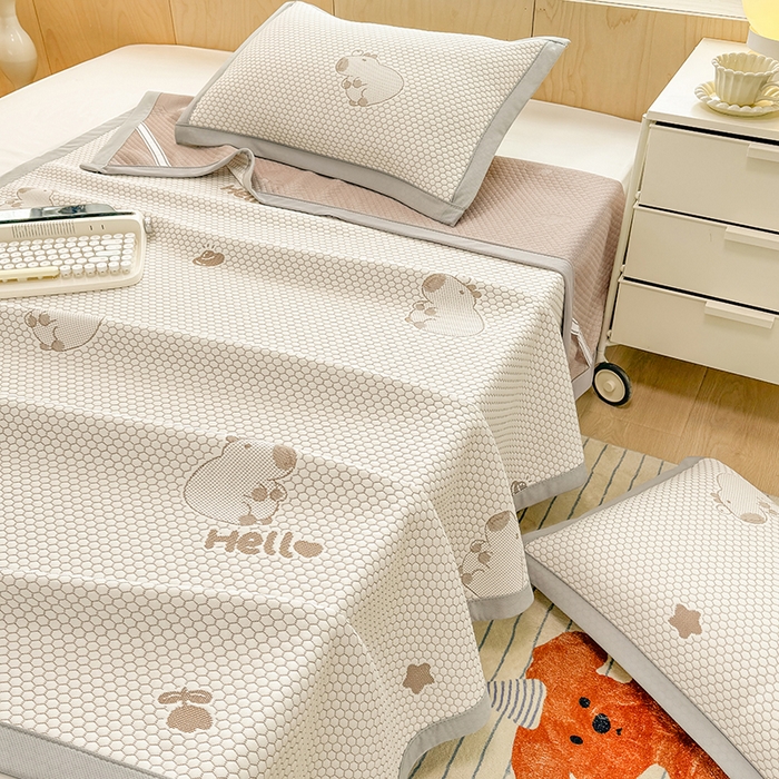 91家纺网 家纺一手货源 找家纺 绣女坊 2025新款冰豆豆提花凉席三件套 卡皮巴拉-卡其