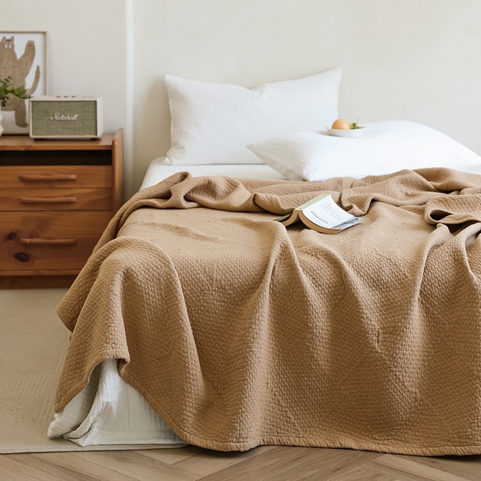 91家纺网 家纺一手货源 找家纺 雯雨家纺2025新款A类全棉加厚六层纱提花纯色盖毯 六层纱-驼色