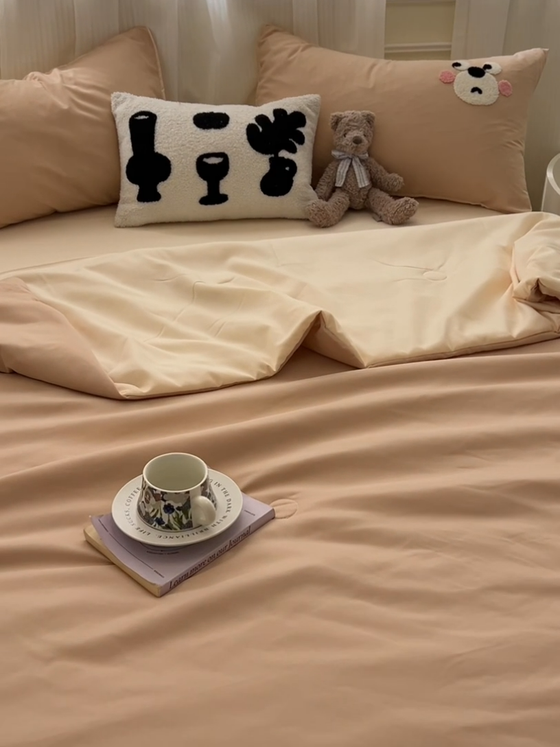 91家纺网 家纺一手货源 找家纺 眠帛家居 2025新款A类水洗皱皱纱毛巾绣夏被四件套 熊宝-奶茶