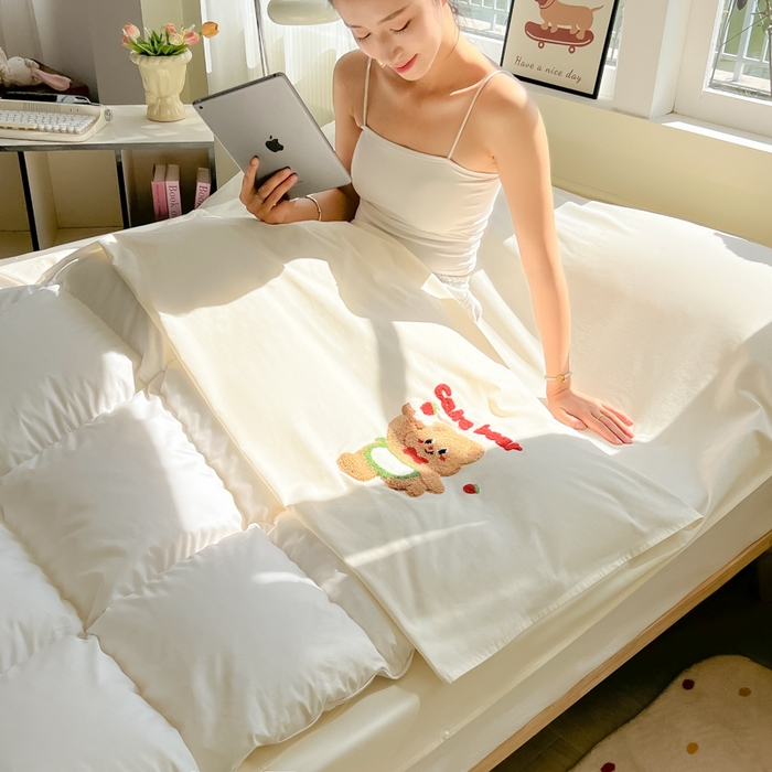 91家纺网 家纺一手货源 找家纺 柒星睡袋 2025新款款40支全棉纯色毛巾绣可拆分隔脏睡袋 蛋糕小熊 米白