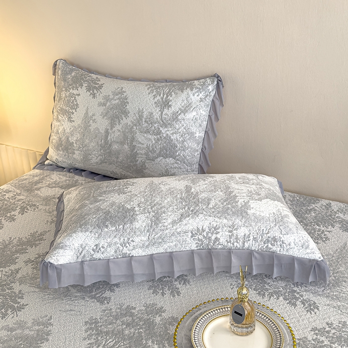 91家纺网 家纺一手货源 找家纺 冬然家纺 2025新款冰豆豆席子凉席床裙款 梦幻森林-灰