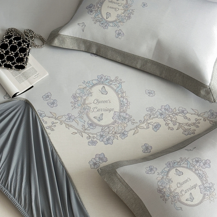 91家纺网 家纺一手货源 找家纺 三味舒屋 2025新款凉感抗菌南法恬谧系列大版数码印花冰丝床席-床笠 曼塔蓝-床笠款