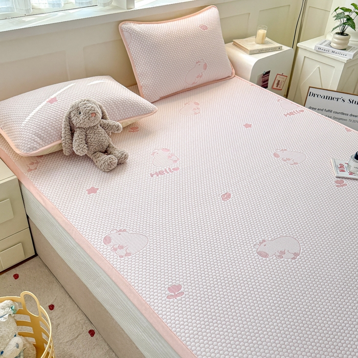 91家纺网 家纺一手货源 找家纺 绣女坊 2025新款冰豆豆提花凉席三件套 卡皮巴拉-粉色