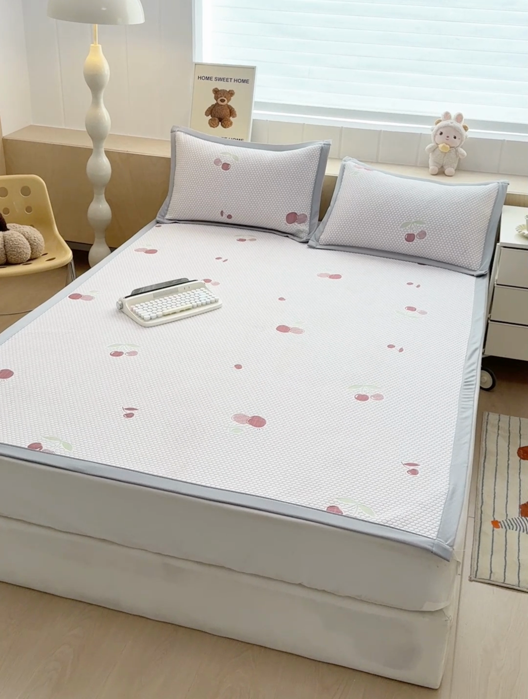 91家纺网 家纺一手货源 找家纺 绣女坊 2025新款冰豆豆提花凉席三件套 樱桃