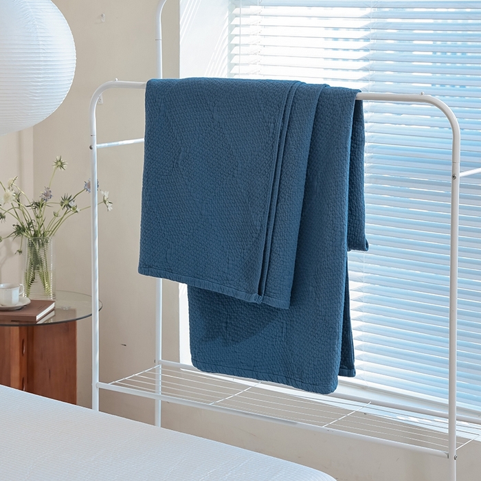 91家纺网 家纺一手货源 找家纺 雯雨家纺2025新款A类全棉加厚六层纱提花纯色盖毯 六层纱-深蓝