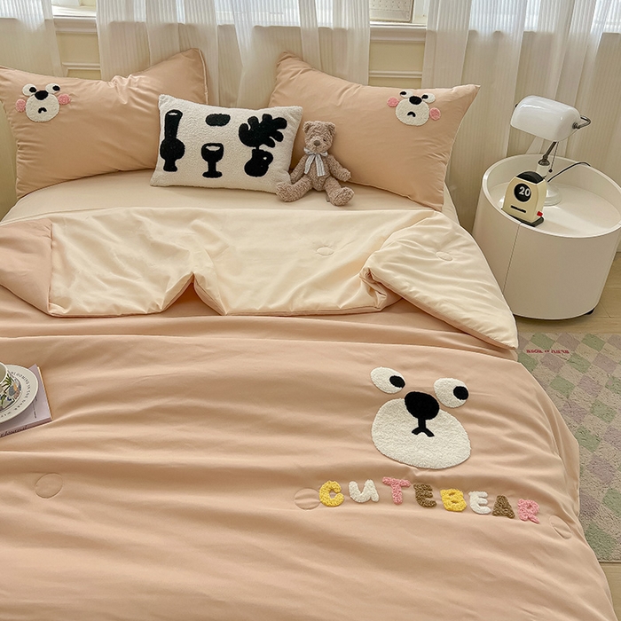 91家纺网 家纺一手货源 找家纺 眠帛家居 2025新款A类水洗皱皱纱毛巾绣夏被四件套 熊宝-奶茶