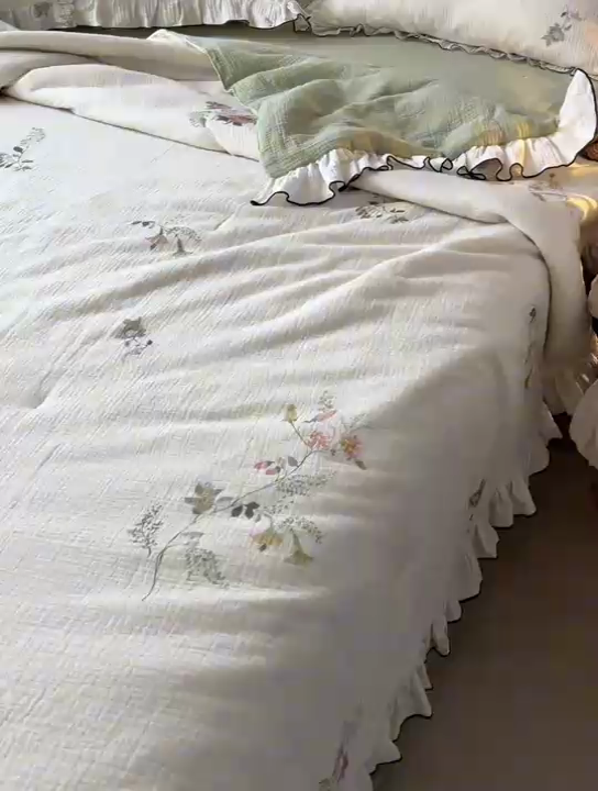 91家纺网 家纺一手货源 找家纺 安莱生活2025年新款全棉精梳棉双层纱绉纱数码印花四件套及夏凉被系列3 白茶清风