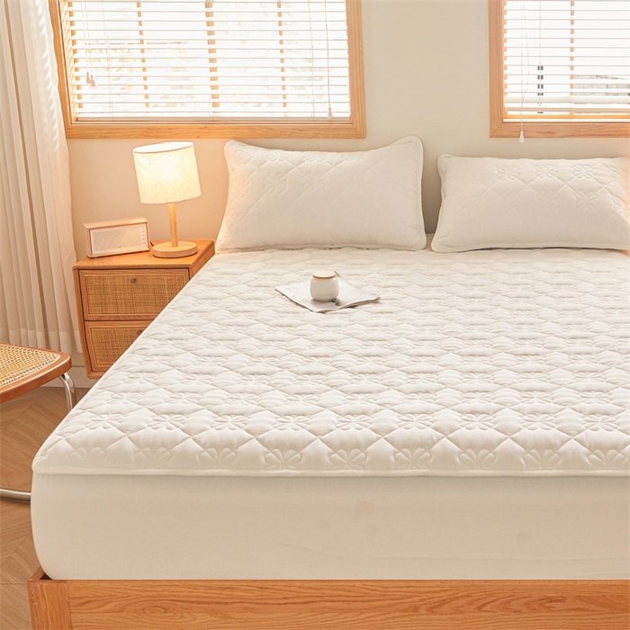 91家纺网 家纺一手货源 找家纺 3C 2025新款A类全棉四叶草防水隔脏床笠 防水 浅语-云朵白