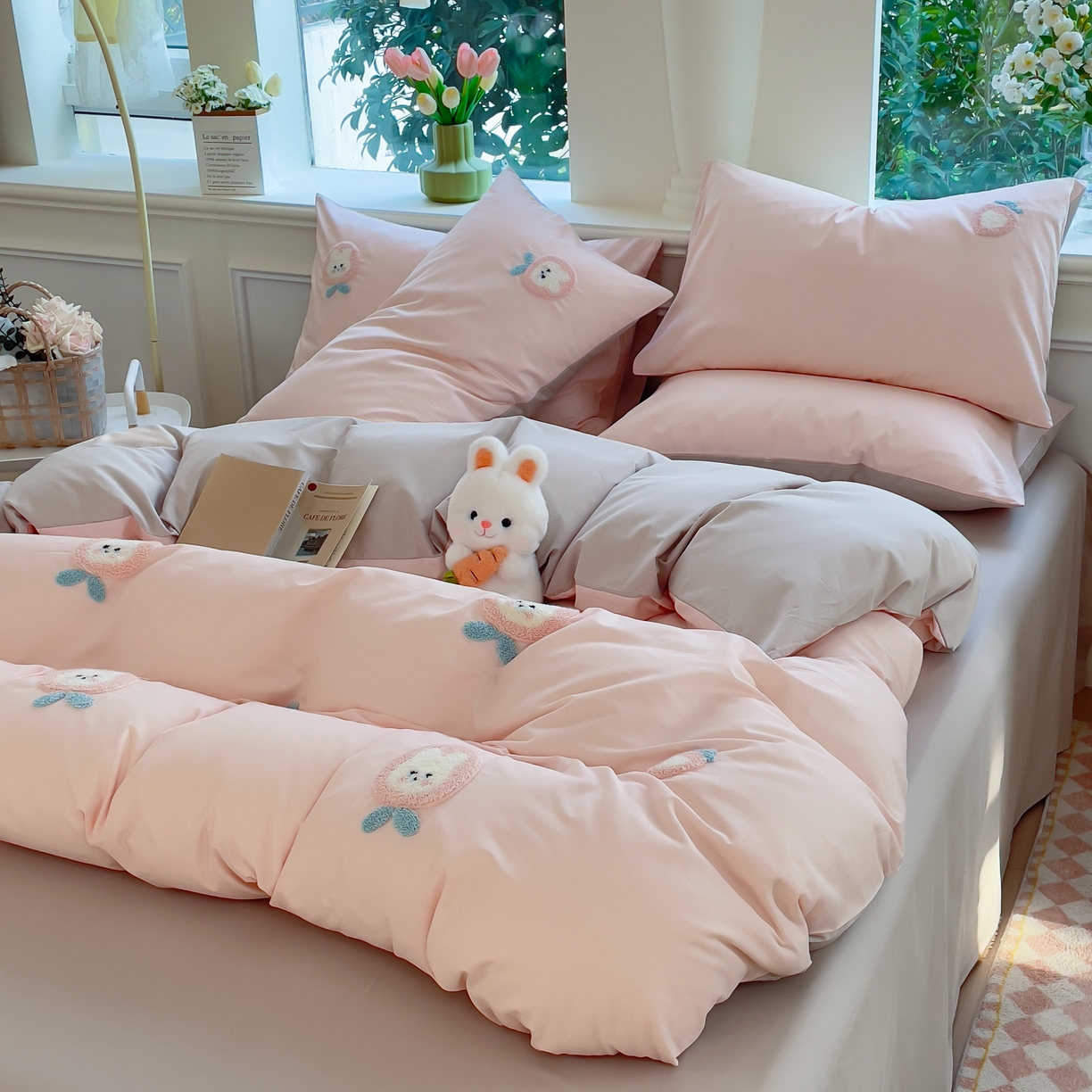 91家纺网 家纺一手货源 找家纺 锦觅家纺  2025新款奶油小清新毛巾绣全棉纯棉四件套-风格一（专版散花必须控价） 草莓兔兔