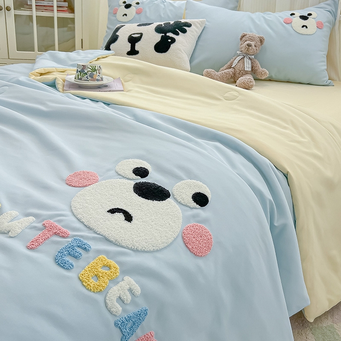 91家纺网 家纺一手货源 找家纺 眠帛家居 2025新款A类水洗皱皱纱毛巾绣夏被四件套 熊宝-天空蓝