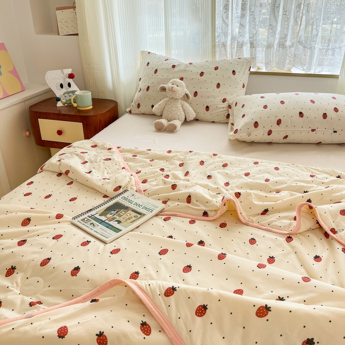 91家纺网 家纺一手货源 找家纺 葡萄家 2025新款A类母婴级大豆纤维牛奶丝针织棉夏凉被（提供买家秀）草莓点点