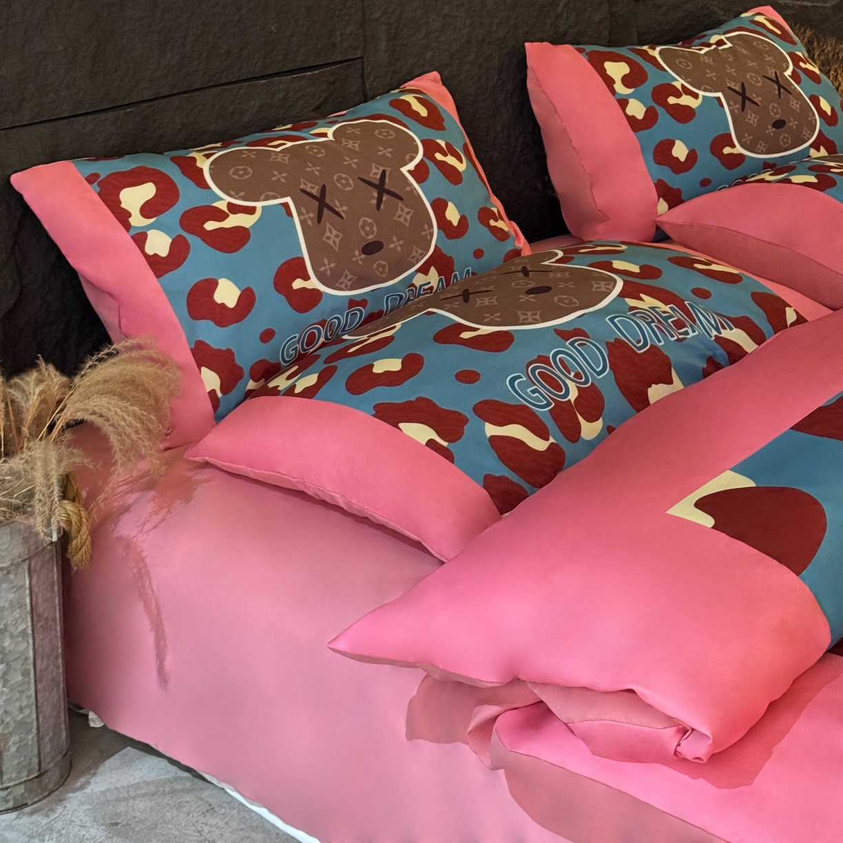 91家纺网 家纺一手货源 找家纺 丽斐 2025新款磨毛数码印花四件套 磨毛蓝粉豹纹