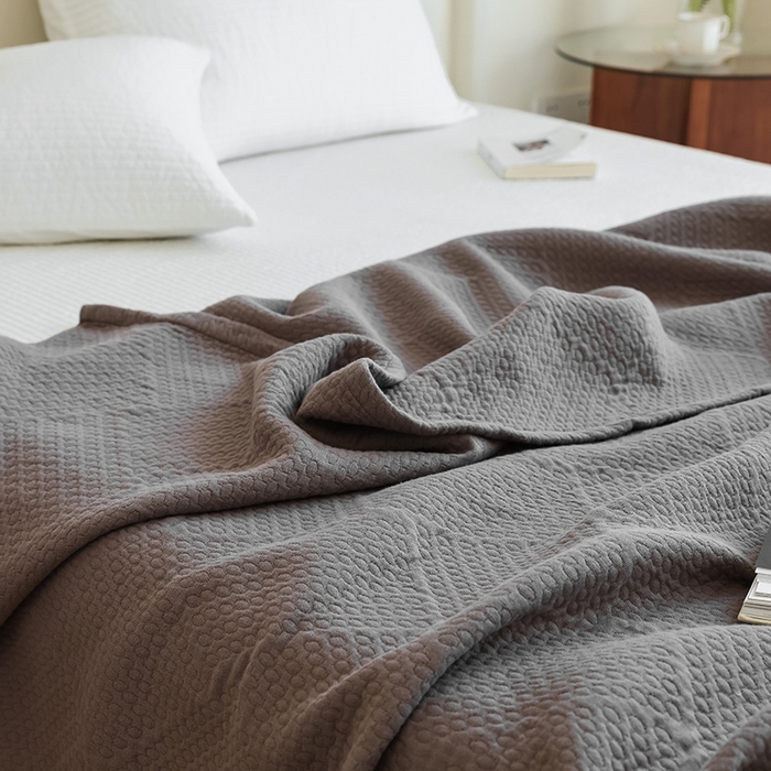 91家纺网 家纺一手货源 找家纺 雯雨家纺2025新款A类全棉加厚六层纱提花纯色盖毯 六层纱-深灰