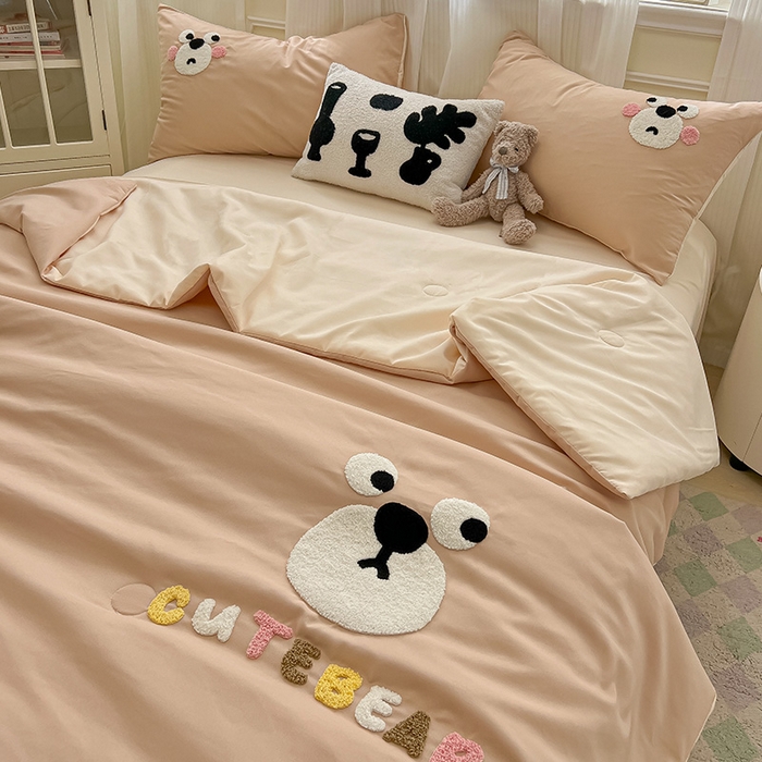 91家纺网 家纺一手货源 找家纺 眠帛家居 2025新款A类水洗皱皱纱毛巾绣夏被四件套 熊宝-奶茶