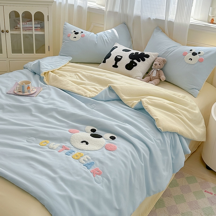 91家纺网 家纺一手货源 找家纺 眠帛家居 2025新款A类水洗皱皱纱毛巾绣夏被四件套 熊宝-天空蓝