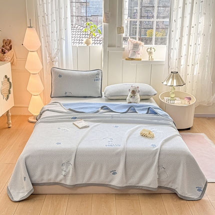 91家纺网 家纺一手货源 找家纺 家喜爱 2025新款A类5D华夫格冰豆豆针织棉夏被盖毯 卡皮巴拉-蓝色