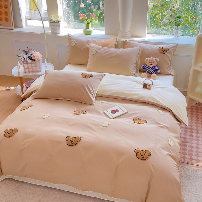 91家纺网 家纺一手货源 找家纺 锦觅家纺  2025新款奶油小清新毛巾绣全棉纯棉四件套-风格一（专版散花必须控价） 萌趣小熊