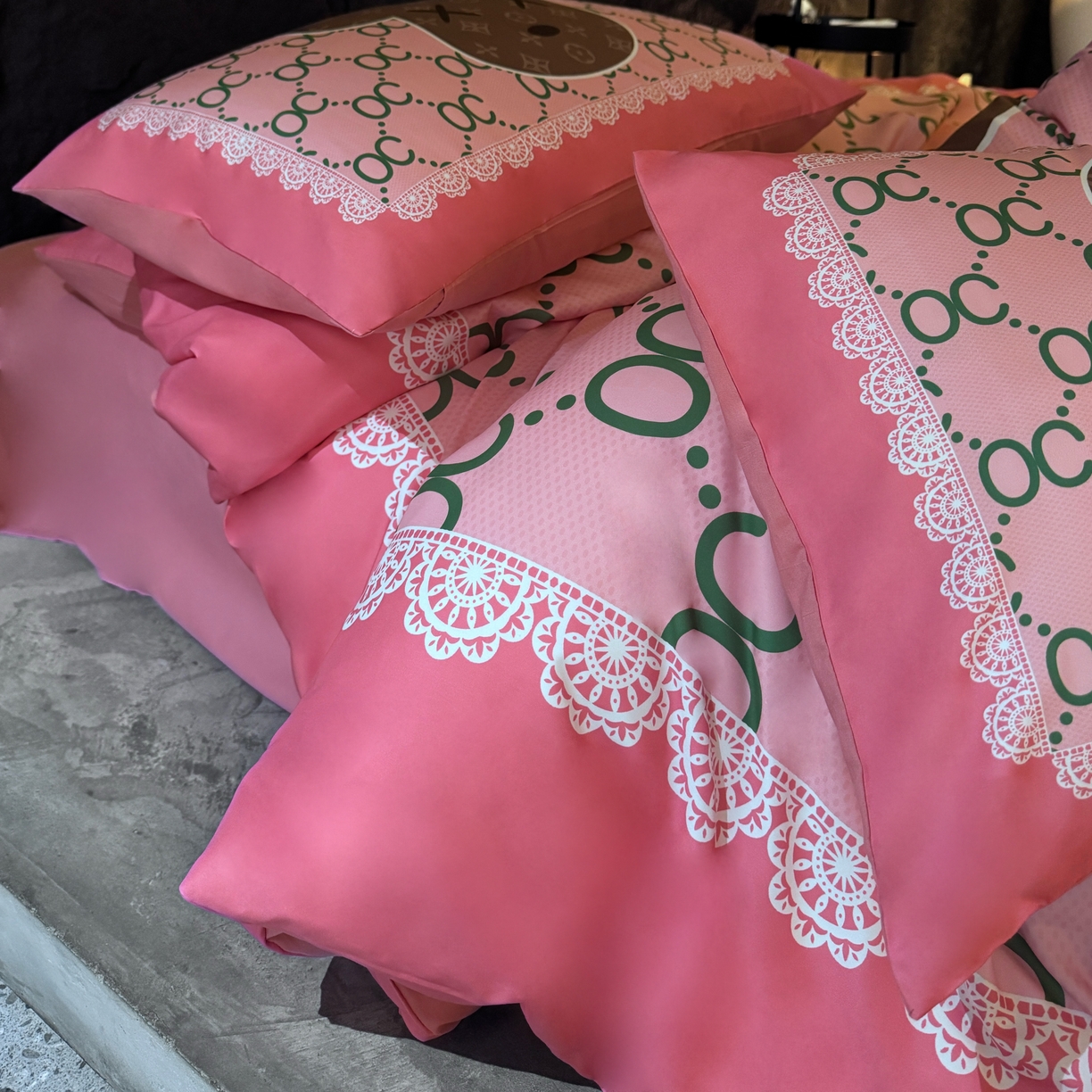 91家纺网 家纺一手货源 找家纺 丽斐 2025新款磨毛数码印花四件套 磨毛粉色ccoco