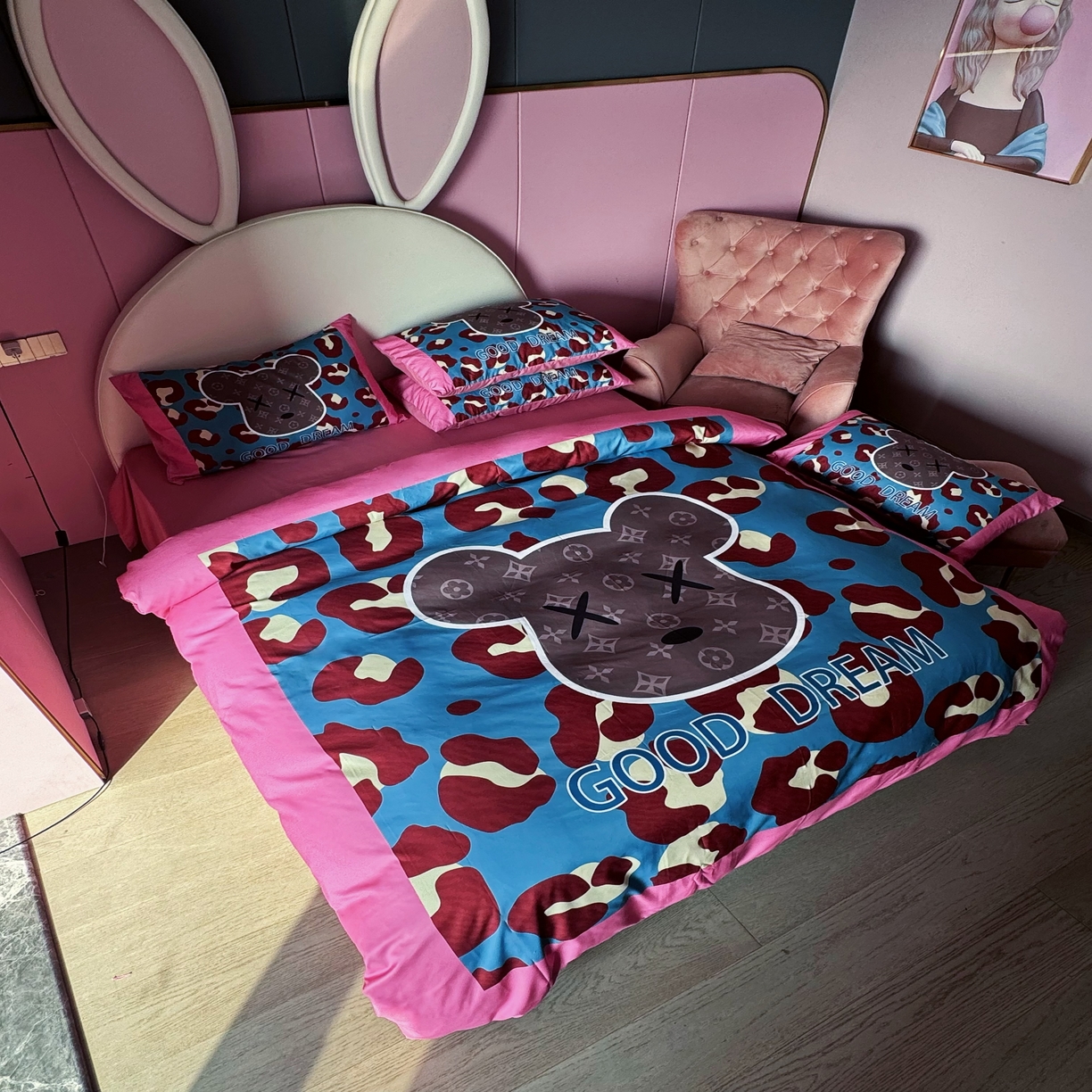 91家纺网 家纺一手货源 找家纺 丽斐 2025新款磨毛数码印花四件套 磨毛蓝粉豹纹