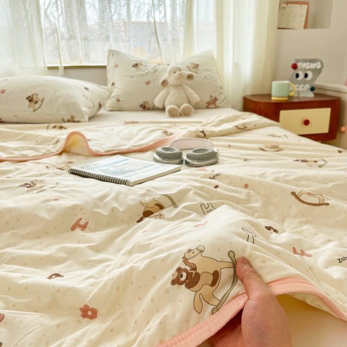 91家纺网 家纺一手货源 找家纺 葡萄家 2025新款A类母婴级大豆纤维牛奶丝针织棉夏凉被（提供买家秀）小熊木马