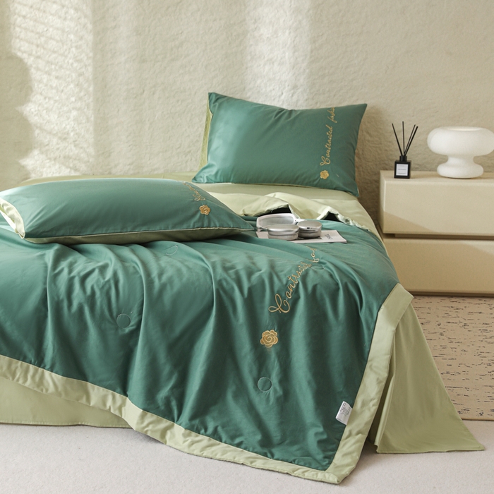 91家纺网 家纺一手货源 找家纺 简宜家居（朝初家纺） 2025新款纯棉刺绣山茶花大豆被 山茶花-水绿