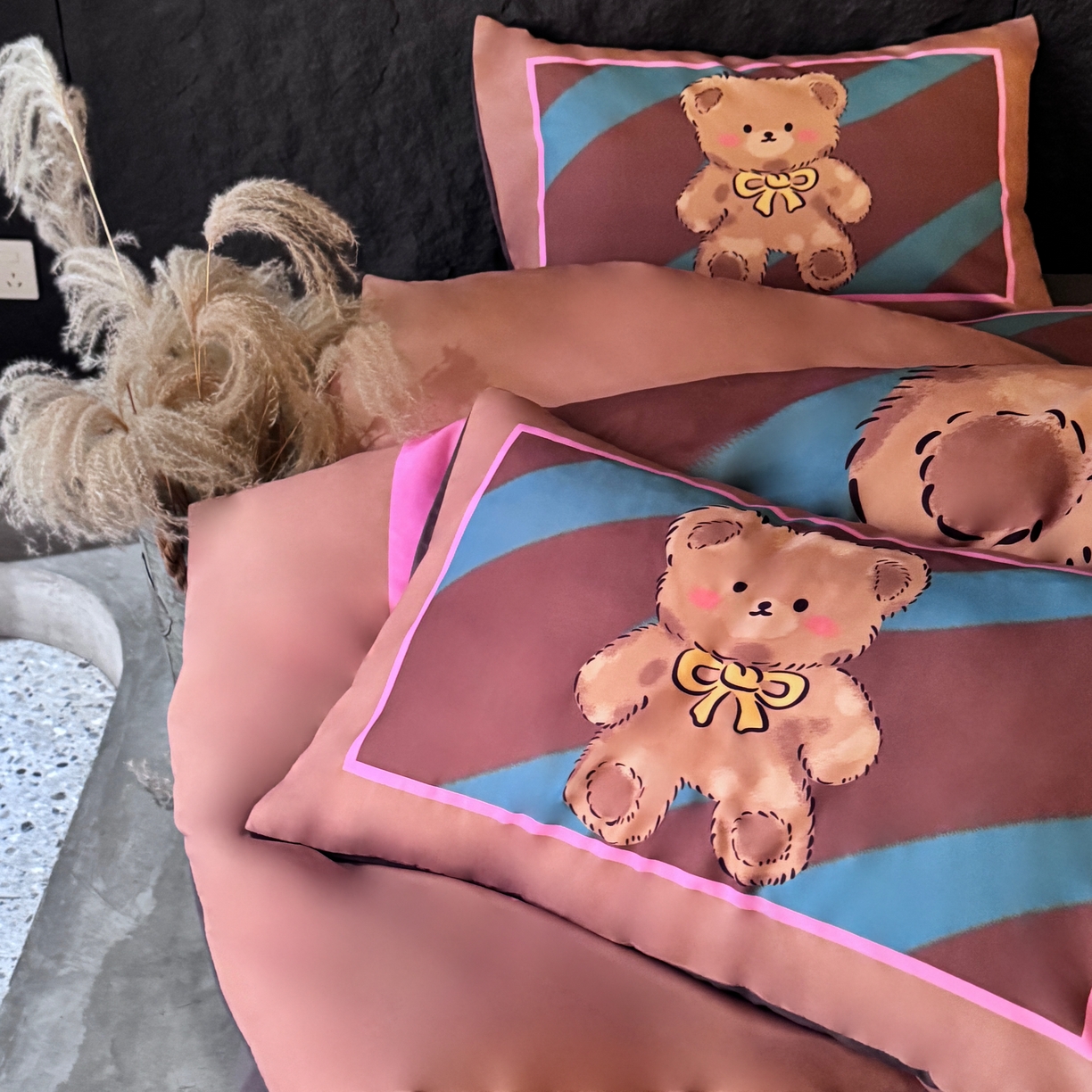 91家纺网 家纺一手货源 找家纺 丽斐 2025新款磨毛数码印花四件套 磨毛咖蓝beat