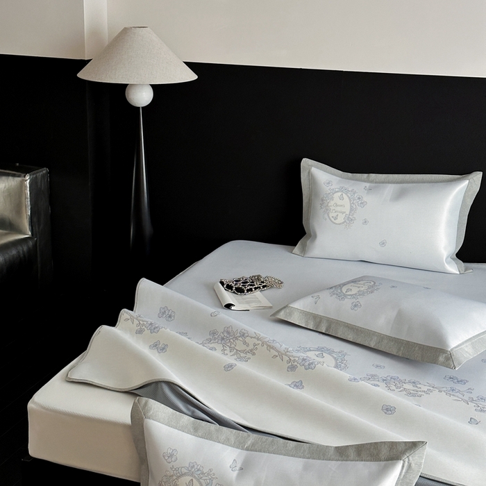 91家纺网 家纺一手货源 找家纺 三味舒屋 2025新款凉感抗菌南法恬谧系列大版数码印花冰丝床席-床笠 曼塔蓝-床笠款