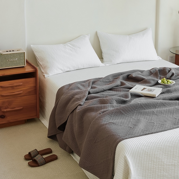 91家纺网 家纺一手货源 找家纺 雯雨家纺2025新款A类全棉加厚六层纱提花纯色盖毯 六层纱-深灰