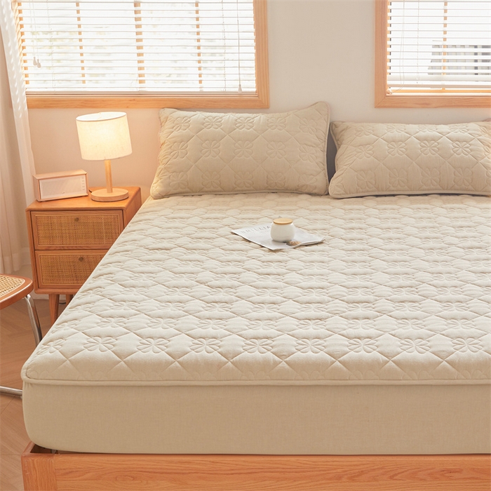 91家纺网 家纺一手货源 找家纺 3C 2025新款A类全棉四叶草防水隔脏床笠 防水 浅语-浅卡其