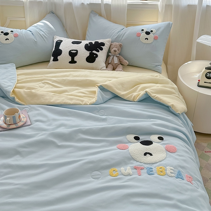 91家纺网 家纺一手货源 找家纺 眠帛家居 2025新款A类水洗皱皱纱毛巾绣夏被四件套 熊宝-天空蓝