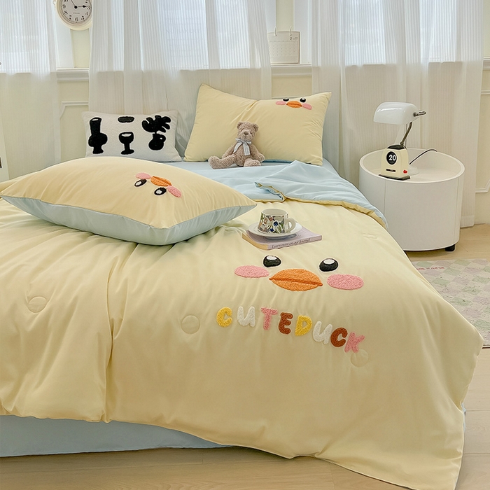 91家纺网 家纺一手货源 找家纺 眠帛家居 2025新款A类水洗皱皱纱毛巾绣夏被四件套 欢乐鸭