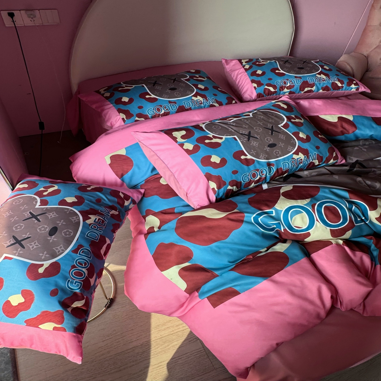 91家纺网 家纺一手货源 找家纺 丽斐 2025新款磨毛数码印花四件套 磨毛蓝粉豹纹