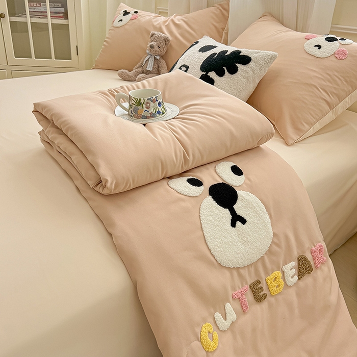 91家纺网 家纺一手货源 找家纺 眠帛家居 2025新款A类水洗皱皱纱毛巾绣夏被四件套 熊宝-奶茶