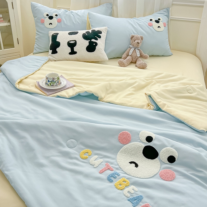 91家纺网 家纺一手货源 找家纺 眠帛家居 2025新款A类水洗皱皱纱毛巾绣夏被四件套 熊宝-天空蓝