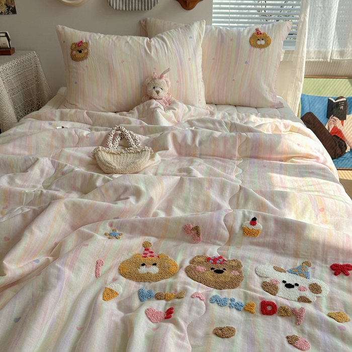 91家纺网 家纺一手货源 找家纺  曼町家居 全棉双层纱毛巾绣夏被三件套 萌趣熊抱
