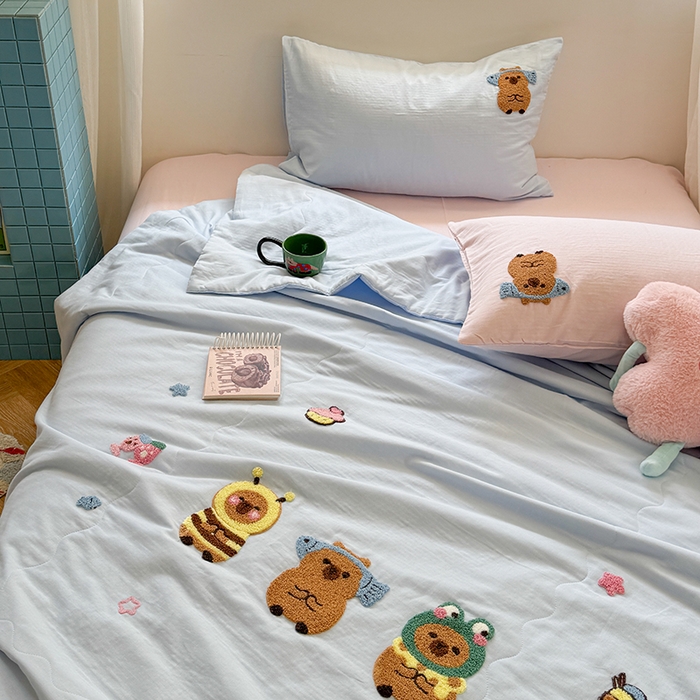 91家纺网 家纺一手货源 找家纺 TT.one 塔塔家居 TT.one 塔塔家居 TT.one 塔塔家居 2025新款全棉双层纱毛巾绣萌宠系列夏被 夏被·呆萌皮皮