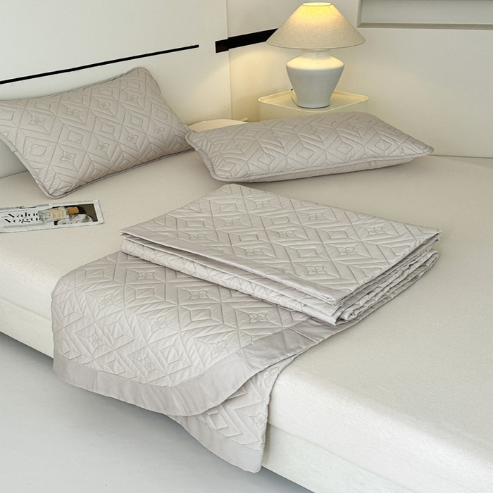 91家纺网 家纺一手货源 找家纺 云雀  2025新款舒适莱赛尔天丝夹棉床盖 菱格床盖-浅灰