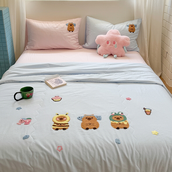 91家纺网 家纺一手货源 找家纺 TT.one 塔塔家居 TT.one 塔塔家居 TT.one 塔塔家居 2025新款全棉双层纱毛巾绣萌宠系列夏被 夏被·呆萌皮皮