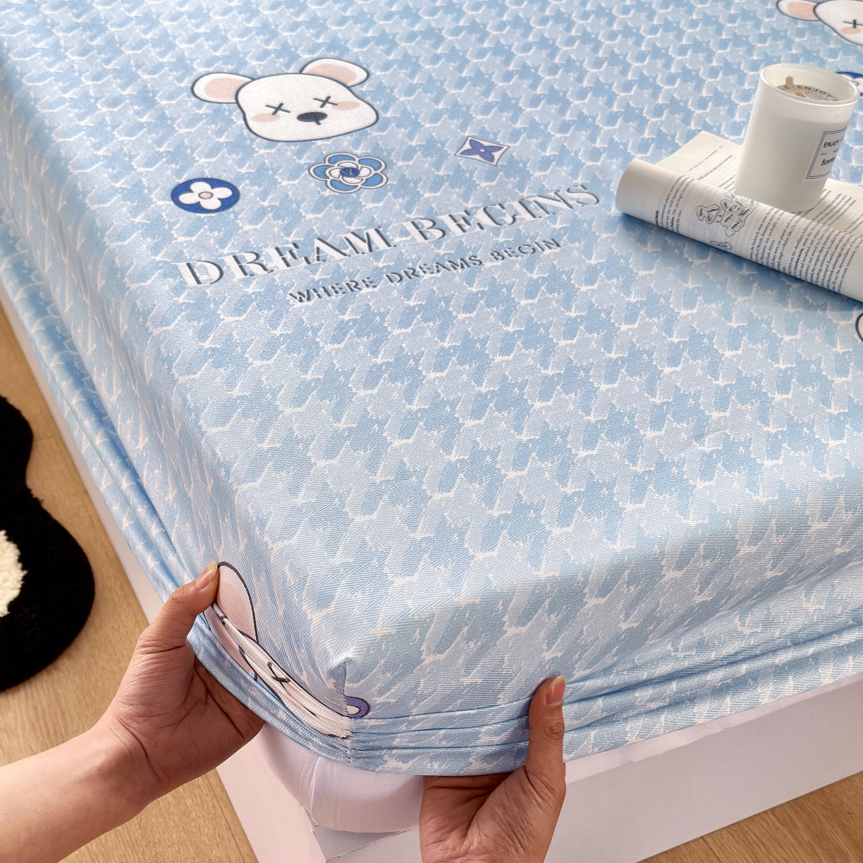 91家纺网 家纺一手货源 找家纺 乐居家纺 2025新款亲肤舒适活性印染水洗冰丝床笠 千鸟格熊-蓝