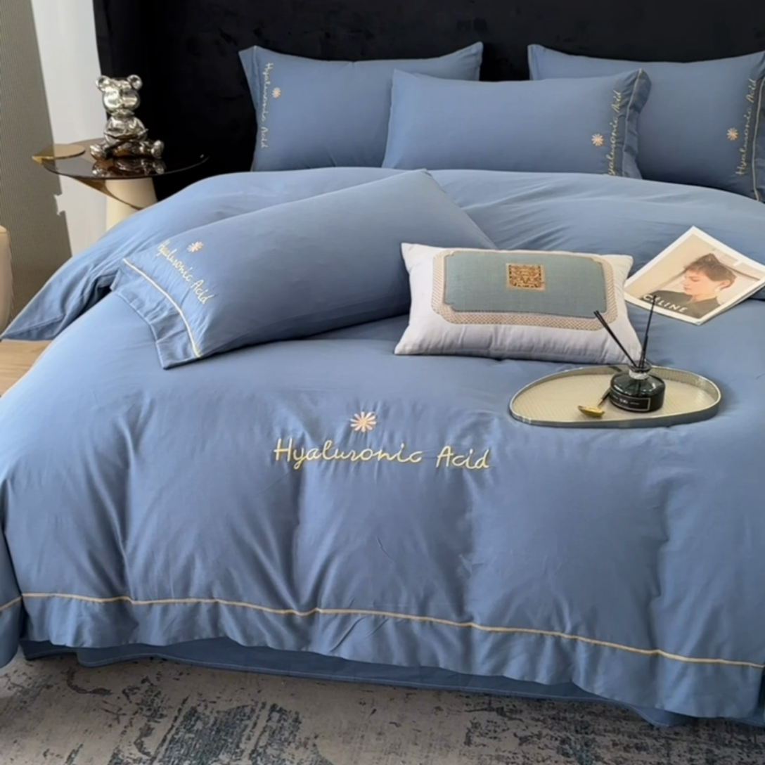 91家纺网 家纺一手货源 找家纺 宇彬家纺 2025直播新款13374全棉纯棉母婴级压线一字绣纯色刺绣四件套全棉纯棉贡缎新疆长绒字母款铂金系列 铂金 宾利蓝