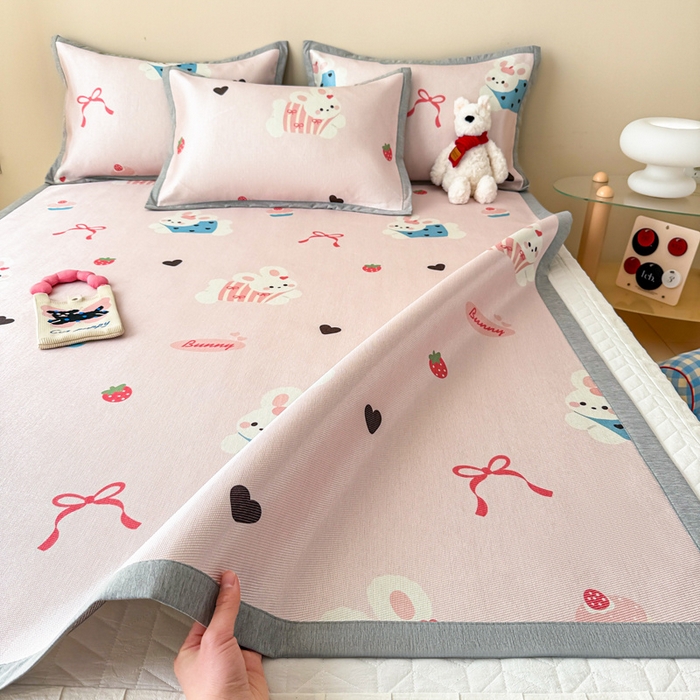 91家纺网 家纺一手货源 找家纺 典曼家纺 2025春夏新款250D冰丝宽边圆网冰丝凉席席子 蛋糕兔子