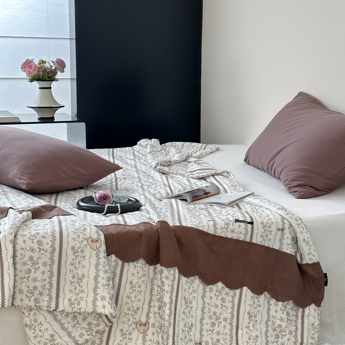 91家纺网 家纺一手货源 找家纺 觅糖  2025新款春夏款法式蕾丝针织大豆夏被 花伴