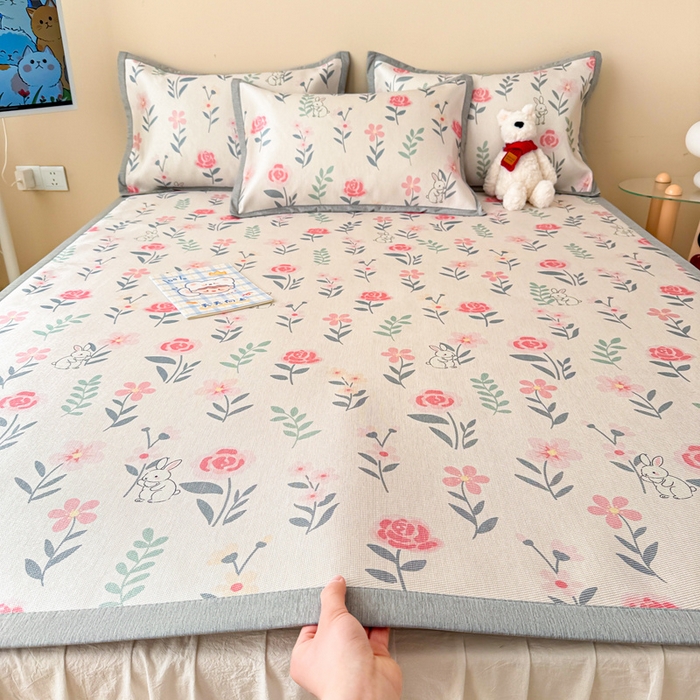 91家纺网 家纺一手货源 找家纺 典曼家纺 2025春夏新款250D冰丝宽边圆网冰丝凉席席子 采花小兔