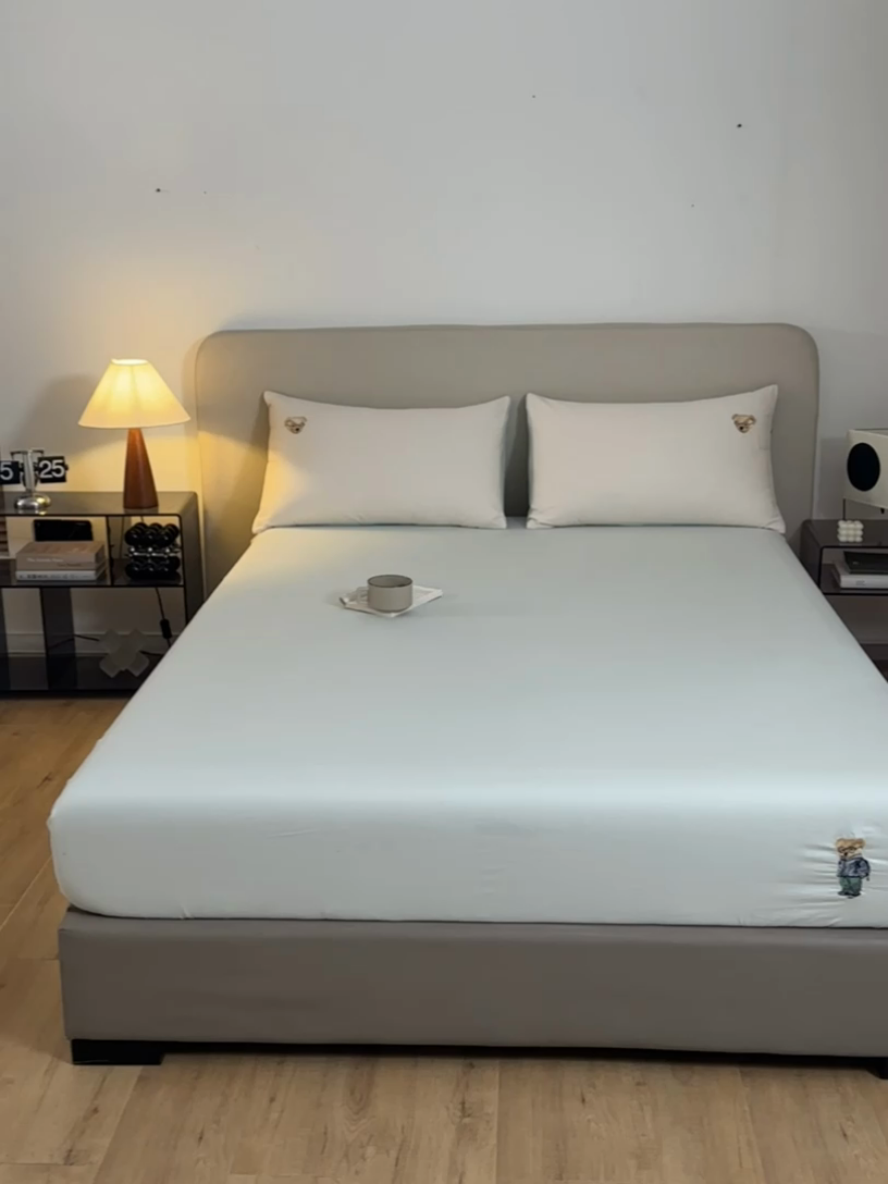 91家纺网 家纺一手货源 找家纺 禾时 2025新款A类全棉卡通小熊刺绣床笠床套床罩床垫保护套 杰米熊-绿