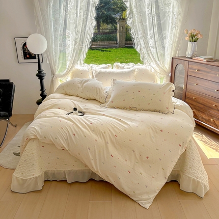 91家纺网 家纺一手货源 找家纺 2025新款水洗棉夹棉床盖四件套韩版蕾丝花边小清新针织棉单被套小碎花皱皱棉直播爆款网红四季跑量款 蝶梦