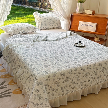 91家纺网 家纺一手货源 找家纺 韩秀家纺 2025新款韩版花边双层纱水洗棉夹棉床盖针织棉泡泡棉床盖三件套蕾丝花边枕套 洛丽塔