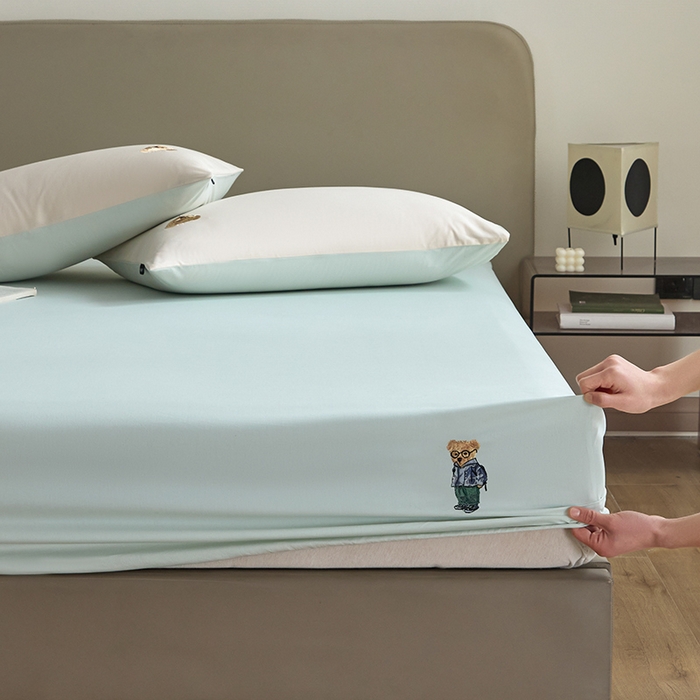 91家纺网 家纺一手货源 找家纺 禾时 2025新款A类全棉卡通小熊刺绣床笠床套床罩床垫保护套 杰米熊-绿