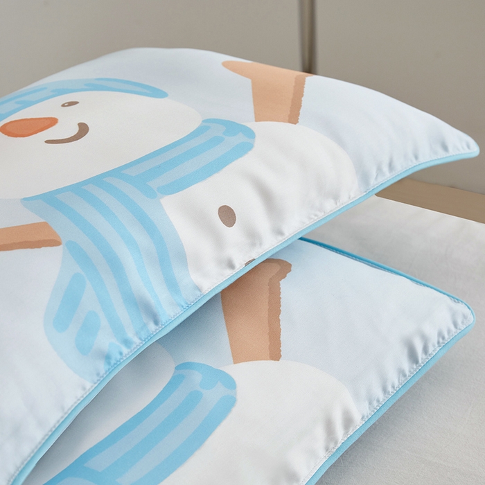 91家纺网 家纺一手货源 找家纺 荷马之梦  2025新款系列——A类60s原创手绘卡通儿童枕套 小雪人